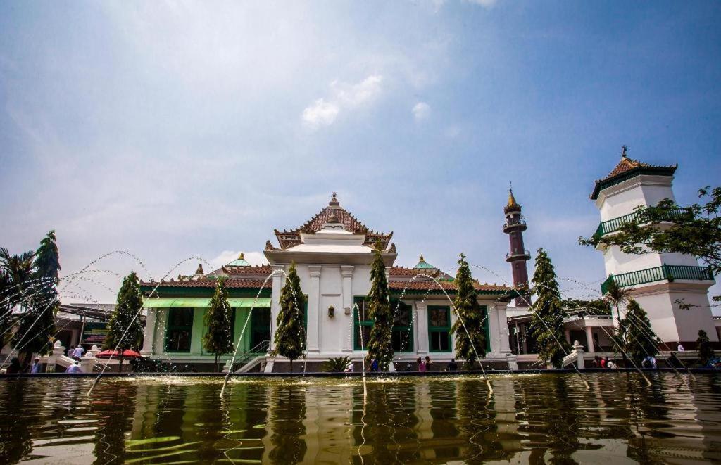 Hotel Reddoorz Syariah At Penginapan Sederhana Palembang Exterior foto